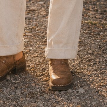 Leather clogs